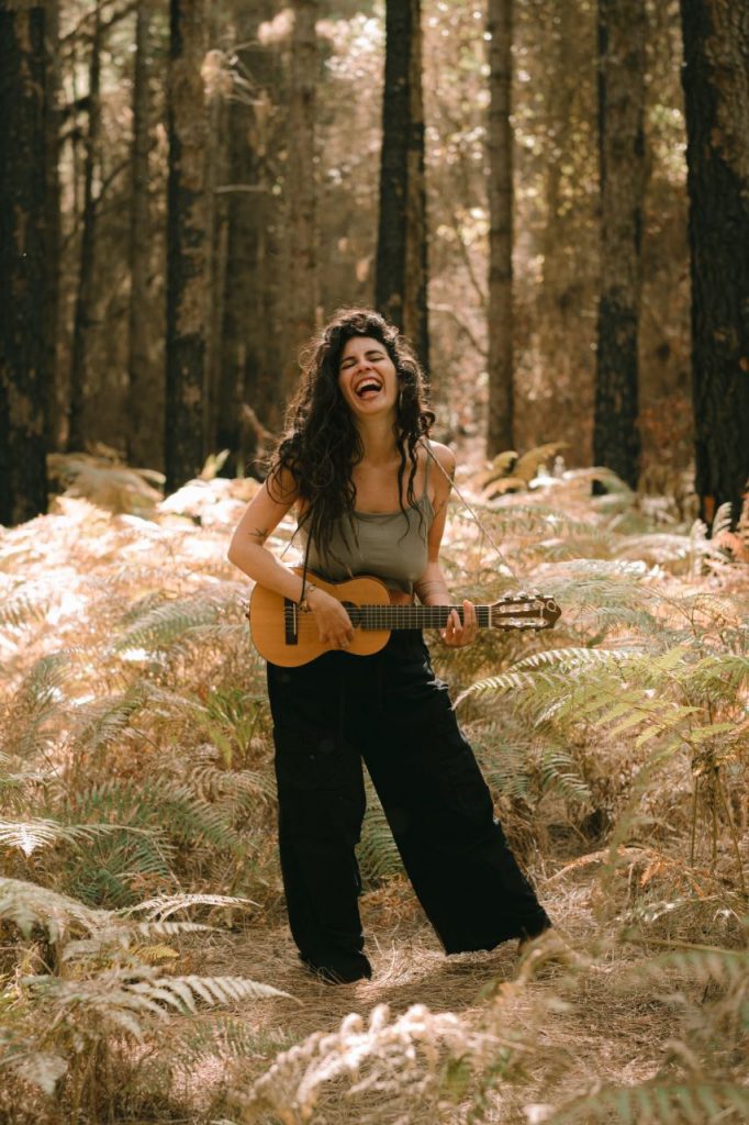 Olivia Mesa - Islas Canarias, es cantautora, fotógrafa y creadora visual tinerfeña nacida en 1995, especializada en retratos, fotografía musical y arte ritual. Su trabajo se centra en explorar la intimidad humana, la vulnerabilidad y la conexión personal a través de un enfoque artístico y emocional.